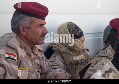 Les membres des forces de sécurité iraquiennes recevoir des instructions d'un entraîneur de l'armée espagnole lors de la démolition de la formation cours d'agression militaire à l'Besmaya complexe gamme, l'Irak, le 8 août 2017. La gamme Besmaya complexe est l'un des quatre Combined Joint Task Force - Fonctionnement résoudre inhérent à renforcer les capacités des partenaires endroits consacre à la formation des forces des partenaires et renforcer leur efficacité sur le champ de bataille. Les GFIM-OIR est la Coalition mondiale pour vaincre ISIS en Iraq et en Syrie. (U.S. Photo de l'armée par le Sgt. Tracy McKithern) Banque D'Images