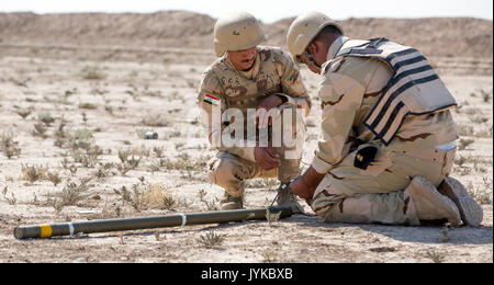 Un membre des forces de sécurité iraquiennes prépare une torpille Bangalore pendant le cours de génie de combat à la gamme Besmaya complexe, l'Iraq, le 8 août 2017. La gamme Besmaya complexe est l'un des quatre Combined Joint Task Force - Fonctionnement résoudre inhérent à renforcer les capacités des partenaires endroits consacre à la formation des forces des partenaires et renforcer leur efficacité sur le champ de bataille. Les GFIM-OIR est la Coalition mondiale pour vaincre ISIS en Iraq et en Syrie. (U.S. Photo de l'armée par le Sgt. Tracy McKithern) Banque D'Images