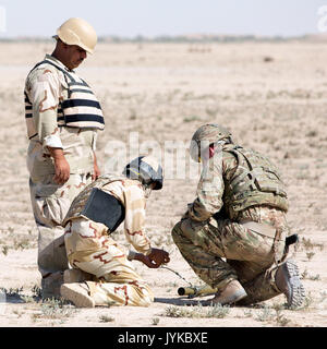 Les forces de sécurité irakiennes recevoir des instructions d'un entraîneur de l'armée britannique durant le cours de génie de combat à la gamme Besmaya complexe, l'Iraq, le 8 août 2017. La gamme Besmaya complexe est l'un des quatre Combined Joint Task Force - Fonctionnement résoudre inhérent à renforcer les capacités des partenaires endroits consacre à la formation des forces des partenaires et renforcer leur efficacité sur le champ de bataille. Les GFIM-OIR est la Coalition mondiale pour vaincre ISIS en Iraq et en Syrie. (U.S. Photo de l'armée par le Sgt. Tracy McKithern) Banque D'Images