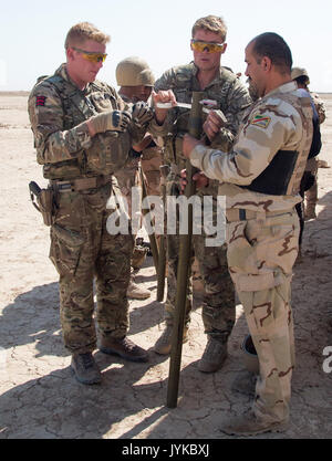 Un membre des forces de sécurité iraquiennes reçoit de l'aide de formateurs de l'armée britannique durant le cours de génie de combat à la gamme Besmaya complexe, l'Iraq, le 8 août 2017. La gamme Besmaya complexe est l'un des quatre Combined Joint Task Force - Fonctionnement résoudre inhérent à renforcer les capacités des partenaires endroits consacre à la formation des forces des partenaires et renforcer leur efficacité sur le champ de bataille. Les GFIM-OIR est la Coalition mondiale pour vaincre ISIS en Iraq et en Syrie. (U.S. Photo de l'armée par le Sgt. Tracy McKithern) Banque D'Images