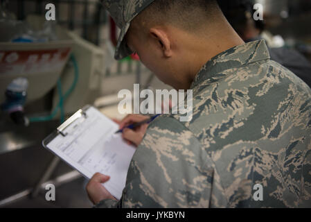 Dionel Alconaba Navigant de première classe, 374e de la santé publique La santé de la force, de technicien en gestion prend des notes au cours d'une inspection d'installation d'aliments courants, le 8 août 2017, à Yokota Air Base, le Japon. Le code de la sécurité alimentaire normes couvrent tout, de la pente d'une installation de stationnement pour l'évacuation de l'eau à la température d'aliments et aussi tous les aspects de la sécurité alimentaire dans un environnement austère ou déployés. (U.S. Air Force photo par un membre de la 1re classe Donald Hudson) Banque D'Images