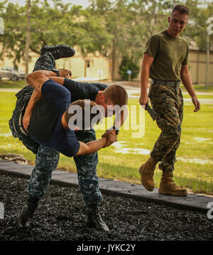 Les aspirants-marins pratiquent les techniques du programme d'arts martiaux du Marine corps à bord de la Marine corps Air Station Beaufort le 8 août 2017, lors de leur croisière estivale lors d'une visite des escadrons du Marine Aircraft Group 31 et du F/A-18 Hornet, acquérant une exposition aux opérations aériennes du Marine corps. Banque D'Images
