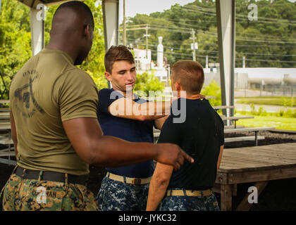 Les aspirants-marins ont participé à la formation du Marine corps Martial Arts Program à bord de la Marine corps Air Station Beaufort le 8 août 2017, tout en visitant les escadrons Marine Aircraft Group 31 et F/A-18 Hornet, expérimentant la composante aéronautique du Marine corps. Banque D'Images