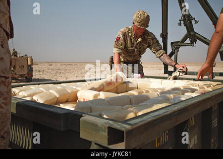 Un formateur de l'armée britannique se prépare pour le déminage de la formation à la charge de la ligne Besmaya complexe gamme, l'Iraq, le 10 août 2017. La gamme Besmaya complexe est l'un des quatre Combined Joint Task Force - Fonctionnement résoudre inhérent à renforcer les capacités des partenaires endroits consacre à la formation des forces des partenaires et renforcer leur efficacité sur le champ de bataille. Les GFIM-OIR est la Coalition mondiale pour vaincre ISIS en Iraq et en Syrie. (U.S. Photo de l'armée par le Sgt. Tracy McKithern) Banque D'Images