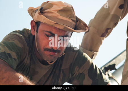 Un membre des forces de sécurité iraquiennes se prépare à faire exploser une charge au cours de la ligne de déminage à la formation de Charge Gamme Besmaya complexe, l'Iraq, le 10 août 2017. La gamme Besmaya complexe est l'un des quatre Combined Joint Task Force - Fonctionnement résoudre inhérent à renforcer les capacités des partenaires endroits consacre à la formation des forces des partenaires et renforcer leur efficacité sur le champ de bataille. Les GFIM-OIR est la Coalition mondiale pour vaincre ISIS en Iraq et en Syrie. (U.S. Photo de l'armée par le Sgt. Tracy McKithern) Banque D'Images