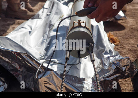 Un membre des forces de sécurité iraquiennes se prépare à faire exploser une charge au cours de la ligne de déminage à la formation de Charge Gamme Besmaya complexe, l'Iraq, le 10 août 2017. La gamme Besmaya complexe est l'un des quatre Combined Joint Task Force - Fonctionnement résoudre inhérent à renforcer les capacités des partenaires endroits consacre à la formation des forces des partenaires et renforcer leur efficacité sur le champ de bataille. Les GFIM-OIR est la Coalition mondiale pour vaincre ISIS en Iraq et en Syrie. (U.S. Photo de l'armée par le Sgt. Tracy McKithern) Banque D'Images