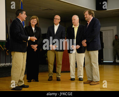 Le personnel de la 104e division d'infanterie honore les enfants des prisonniers de guerre de la seconde Guerre mondiale lors d'un déjeuner du Conseil communautaire de la base à la base aérienne de Columbus, Mississippi, commémorant le rôle de la division dans la libération des camps de prisonniers de guerre. Banque D'Images