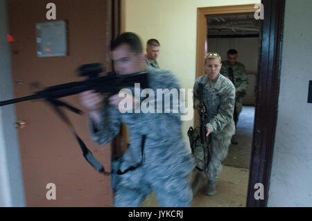 DAYTON, Ohio - Le s.. Kyle Brophy (à gauche), 88e Escadron des Forces de sécurité enquêteur, entre dans une chambre d'abord pendant une visite avant de mener des exercices de compensation avec le s.. Heather Albright, SFS 88 gestionnaire canin, entrant derrière lui au cours de formation annuel le 12 juillet. Humains de l'ensemble de 88 FS d'apprendre à travailler ensemble dans l'exécution des missions de sécurité dans le cours d'une semaine. (U.S. Air Force photo/John Harrington) Banque D'Images