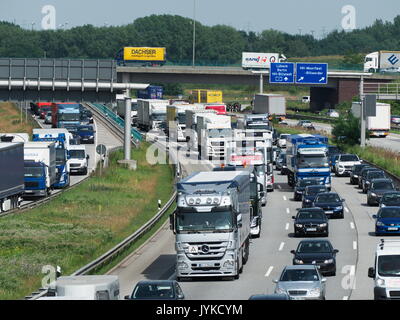 Autoroute autoroute Autoroute allemande Highway Traffic Jam truck camion container congestion goulot d'émissions de CO2 Banque D'Images