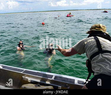 Les étudiants du Naval Diving and Salvage Training Center participent à un exercice d'entraînement dans le golfe du Mexique le 15 août 2017, y compris des officiers de sauvetage de combat de l'armée de l'air s'entraînant aux côtés du personnel enrôlé. Banque D'Images
