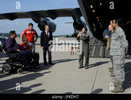 Le lieutenant-colonel Lynn Hay, directeur adjoint des opérations pour le 86e Escadron d'évacuation aéromédicale, explique le processus d'évacuation médicale aérienne à Invictus Games Toronto 2017 Équipe Canada : Le Cpl. (Retraité) Chris Klodt, et co-capitaine Major Simon Mailloux, qui tous deux ont évacué à Landstuhl Regional Medical Center après avoir été blessé au combat. Le ministre des Affaires des anciens combattants honorables Kent Hehr et son sous-ministre général (retraité) Walter Natynczyk a rejoint la visite à Ramstein et LRMC. Les Canadiens ont visité la base aérienne de Ramstein et Landstuhl Regional Medical Center, 1er août Banque D'Images