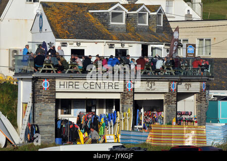 Une planche de surf et surf shop home centre sur la plage de polzeath en Cornouailles du nord près de Padstow, embauche d'équipements de surf et de manger, de Cornwall. Banque D'Images