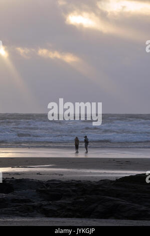 Un couple amoureux sur la plage au coucher du soleil découpé sur le coucher de soleil images de l'atmosphère romantique Banque D'Images