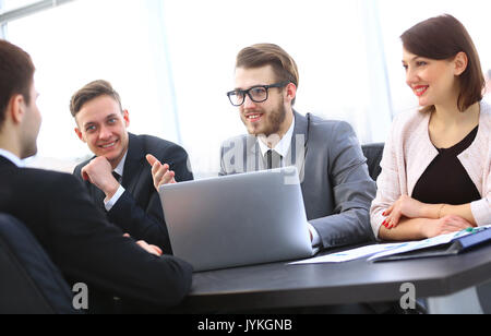 Manager communique avec le client dans le bureau Banque D'Images