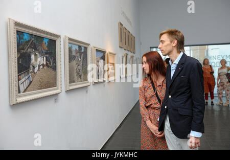 18 août, 2017. Kiev, Ukraine. Un jeune couple à la recherche de la peinture du célèbre peintre ukrainien Ivan Marchuk à Marchuk's exposition personnelle Banque D'Images