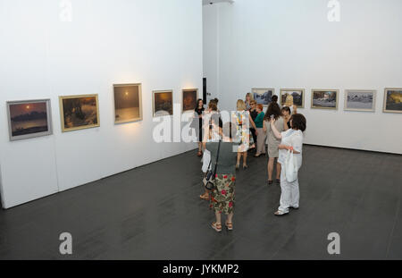 18 août, 2017. Kiev, Ukraine. Les admirateurs de la peinture célèbre peintre ukrainien Ivan Marchuk à Marchuk's exposition personnelle de peinture Banque D'Images