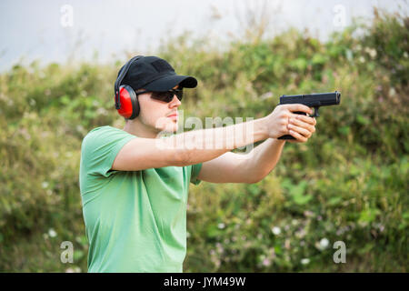 La force spéciale de police militaire de camp de l'armée militaire veut tirer l'ennemi à coups de glock pistolet Desert Eagle et équipement complet du corps porteur d'armes à feu Banque D'Images