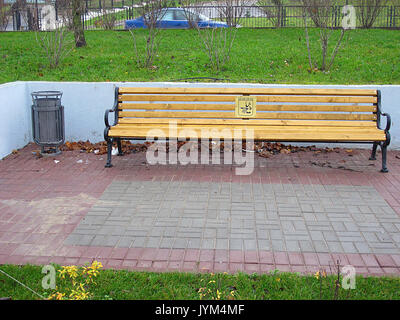 Photographie d'un banc près du front de mer à Smolensk, en Russie, prise le 8 novembre 2013. La scène capture l'environnement serein de cette ville historique, située le long du fleuve Dniepr, et son mélange de beauté naturelle et de design urbain. Banque D'Images