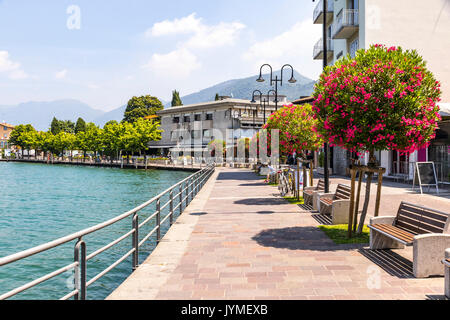 Promenade dans la rue sur la ville d'ISEO LAC D'Iseo, Lombardie, Italie. Célèbre station Italienne. Le lac d'Iseo (ou Lago d'Iseo) est le 4ème plus grand lac en Lombardie Banque D'Images