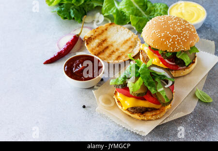 Un délicieux hamburger maison sur une table en pierre ou en ardoise. Banque D'Images