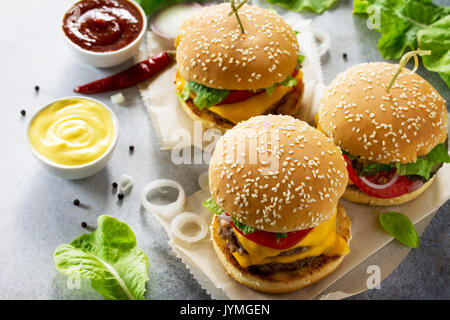 Un délicieux hamburger maison sur une table en pierre ou en ardoise. Banque D'Images