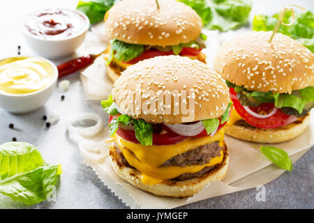 Un délicieux hamburger maison sur une table en pierre ou en ardoise. Banque D'Images