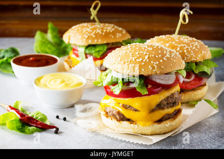 Un délicieux hamburger maison sur une table en pierre ou en ardoise. Banque D'Images