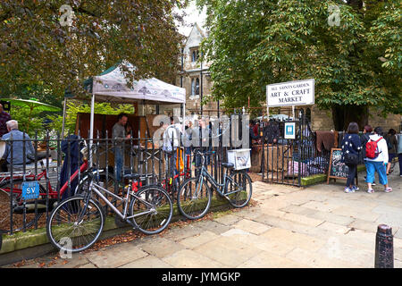 L'Art et marché artisanal, Tous les Saints, Jardin, Trinity Street, Cambridge, Royaume-Uni Banque D'Images