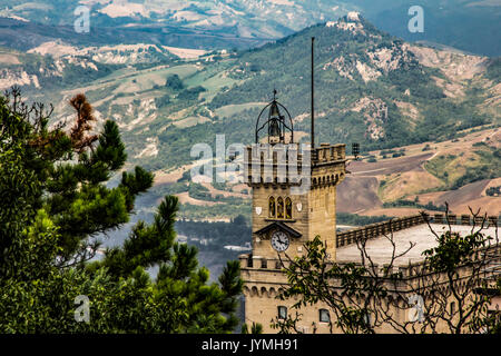 Statue de la liberté et de Palais Public sur la place de l'hôtel de ville à San Marino, Italie château d'état Banque D'Images