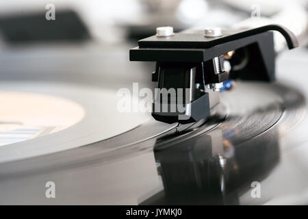 Platine vinyle avec cartouche de tête hi-fi noire en action closeup Banque D'Images