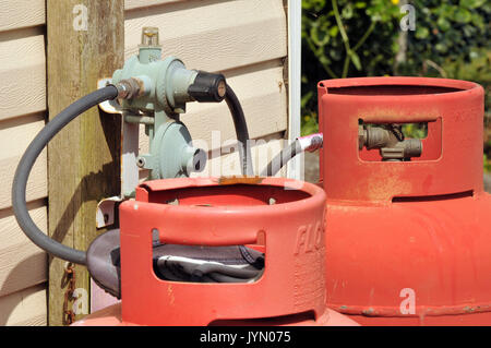 Deux bouteilles de gaz de camping gaz butane en dehors d'une caravane statique avec un conseillé plus de soupape de sécurité de fourniture de combustible pour une maison de vacances sur un grand camp site Banque D'Images