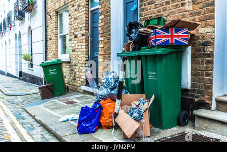 Bacs de recyclage débordante wheelie en attente de collection sur un trottoir, Wesleyan, London, NW5, Angleterre, Royaume-Uni. Banque D'Images