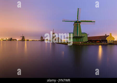 Paysage nocturne de la rivière Zaan avec quatre moulins à vent alignés au 'De Zaanse' à Zaandam, aux Pays-Bas. Banque D'Images