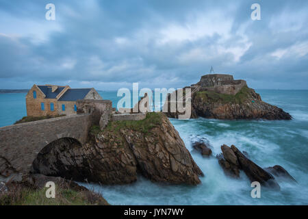 Vagues se brisant sur les rochers de Fort de Bertheaume à Plougonvelin à la côte de France Banque D'Images