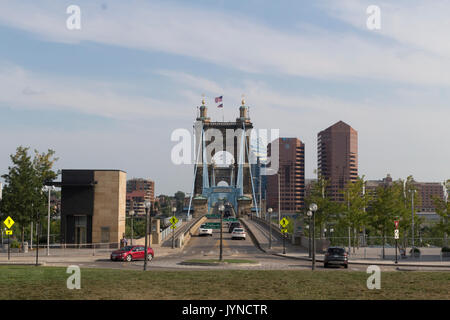 Droit du pont suspendu situé à Cincinnati, Ohio. Banque D'Images