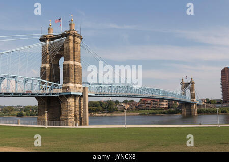 Droit du pont suspendu situé à Cincinnati, Ohio. Banque D'Images