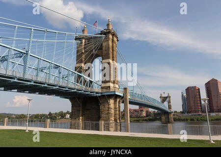 Droit du pont suspendu situé à Cincinnati, Ohio. Banque D'Images