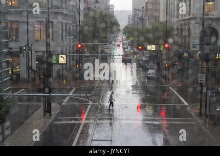 Jour de pluie dans la ville. Banque D'Images