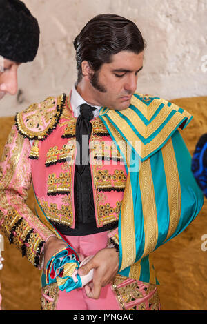 Torero espagnol José Antonio Morante de la Puebla en se mettant le cap à pied dans l'allée avant de partir à la corrida, Andujar, Espagne Banque D'Images