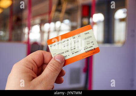 Londres, ANGLETERRE - 14 MAI 2017 : National ferroviaire britannique offpeak unique standard. Au Royaume-Uni, National Rail est le nom commercial d'une licence fo Banque D'Images