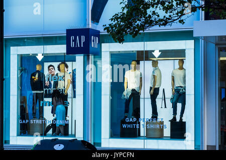 Vitrine Gap sur Oxford Street, Londres, Angleterre, Royaume-Uni Banque D'Images