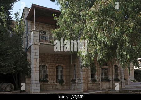 L'ancienne maison arabe d'un des membres de la roi égyptien Farouk famille maintenant Carmeli situé dans l'école élémentaire de la rue Emek Refaim 22 dans la colonie allemande ou HaMoshava HaGermanit un quartier établi dans la seconde moitié du xixe siècle par des membres de la Société du Temple allemand et a été au cours de l'époque du Mandat britannique en grande partie peuplée par de riches chrétiens arabes qui ont fui ou ont été expulsés au cours de la guerre d'indépendance d'Israël de 1948. La partie ouest de Jérusalem Israël Banque D'Images