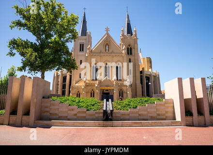 Façade de la cathédrale St Mary et petite fontaine à l'entrée de l'Avenue Victoria, la ville de Perth, Australie occidentale Banque D'Images