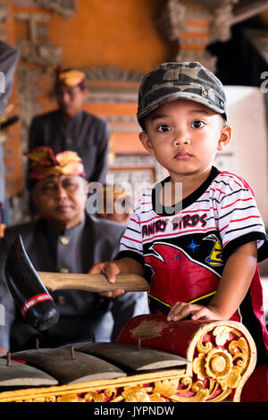 Jeune garçon jouant dans un orchestre de gamelan à Ubud, Bali, Indonésie Banque D'Images