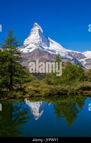 Matterhorn reflétant dans grindjisee(lac) à alpes suisses, Suisse Banque D'Images