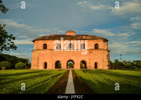 Rang Ghar ('Chambre de divertissement") est un bâtiment à deux étages qui servait comme le Royal Pavilion-sports. © Koushik Borah | 2017. Banque D'Images