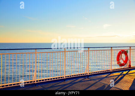 Promenade pont ouvert sur un bateau de croisière au coucher du soleil Banque D'Images