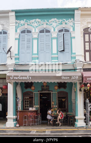 L'architecture portugaise sino restauré cafe shophouse de Thalang Road, vieille ville de Phuket, Thaïlande Banque D'Images