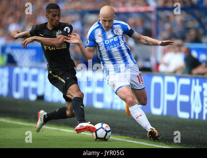 Newcastle United's Isaac Hayden (à gauche) et Huddersfield Town's Aaron Mooy bataille pour la balle durant le match à la Premier League stade de Kirklees, Huddersfield. Banque D'Images