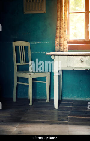 Prix avec old vintage chaise et table et venant à travers la fenêtre Banque D'Images